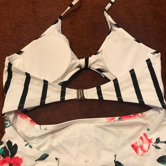 Floral & Striped One Piece Swimsuit by Cupshe - Picture 5 of 6